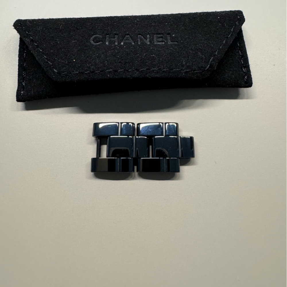 Chanel J12 Watch 33MM links